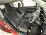 前席はセパレートタイプ!小物入れを兼ねたひじ掛け付で長時間の運転に重宝します!