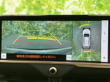 車両周辺を複数の視点で確認できるモニター表示です。画面のガイドを目安にしながら周囲の状況を把握しやすく、駐車時の確認をサポートします。