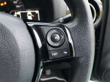 【ステアリングスイッチ】右です。ステアリングから手を離さず、運転に集中したまま手元でマルチインフォメーションディスプレイ内の表示切替などができます。
