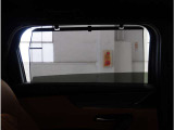 【ロールサンシェード】日よけとしての機能以外にも、車中泊や目隠しが必要な場合に便利な装備です。