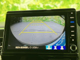 後方の様子を画面で確認でき、ガイド線も表示されるため、駐車時の位置合わせをサポートします。周囲を直接確認しながら活用できる、日常の駐車に便利な装備です。