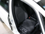 程よい硬さとホールド性が高いシートで長時間運転も快適です。