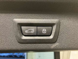 オートマチック・テールゲート・オペレーション  電動オープン、クローズ機能を備えたテールゲートはリモートコントロールキーのボタンの操作、テールゲートのボタンにより開閉が可能です。