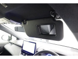 サンバイザー裏にバニティミラー付き。降車前の身だしなみチェックにどうぞ!