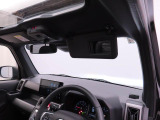 サンバイザーにバニティーミラー付き。車の中でも身だしなみ確認。