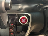 キーを回さず、ワンプッシュでエンジンのスタートストップが出来ます。ゲームやレーシングカーの感覚です。