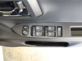 パワーウィンドウスイッチで運転席から全席の窓の開閉ができます。