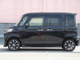 純正アルミで全体的にデザインがまとまっています。車も人も、オシャレはまずは足元からですね。