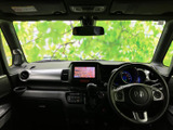 運転席から前方を見渡しやすい広めの窓と、手の届きやすい位置にまとまった表示部が特徴です。ゆったりした座席で、毎日の運転にもなじみやすい空間です。