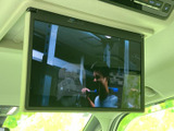 後席側からも映像を楽しめるモニターを備えています。停車中の待ち時間などに映像コンテンツを視聴でき、乗車中の過ごし方の幅を広げてくれる、便利な装備です。