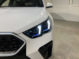 LEDヘッドライト 先進のLEDテクノロジーを採用。キセノンライトを上回るコントラストで明るく輝きます。夜間や悪天候時の日中でも優れた視野性を発揮し安全性と快適性を高めます。