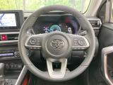 インテリアに合わせたデザインのステアリングは、運転される方のことも考え、運転しやすい形状、大きさです。是非一度、実際に触ってお確かめください。