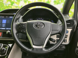 手に馴染みやすい形状で、運転席から自然に握れるステアリングです。手元には複数のスイッチが配置され、視線を大きく移さずに各種操作へアクセスしやすい点も、日常使いで便利に感じていただけます。
