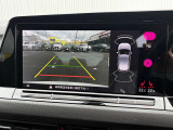 障害物との距離をセンサーで検知するパークディスタンスコントロール付バックカメラ。音とディスプレイ表示で駐車時の安心感を高めます。