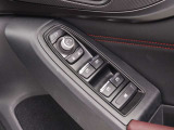 運転席ドアトリムにはパワーウィンドウスイッチがあります、全席オート機能付です