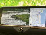 停車中にはテレビ映像を視聴でき、地図と映像を同じ画面で確認できる表示です。待ち時間も車内で過ごしやすく、状況に応じて画面表示を活用できます。