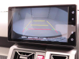 後退時に車両の後ろ側をモニター画面に表示します。車庫入れなどでバックする際に後方確認ができて便利です。車庫入れが苦手な人もこれで安心。
