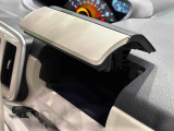 手の届くところに大きな小物入れ。運転席側インパネアッパーボックス。