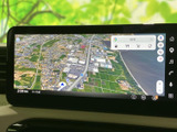 地図を大きく表示でき、現在地や周辺の道を画面上で確認しやすい仕様です。目的地までのルート確認にも役立ち、慣れない場所へのお出かけをサポートします。