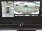 空から見下ろすような視点で、スムーズな駐車と安全確認をサポートする「アラウンドビューモニター」付です。