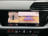 サラウンドビューカメラ装備 車両の4つのカメラから得た映像を合成し、上空から眺めているような映像をモニターに映し出します。車両周辺の歩行者や障害物などの発見に役立ちます。