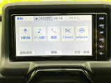 メニュー画面には目的地やソース選択、電話などの項目が並び、必要な機能を見つけやすい構成です。画質調整や設定の項目も表示され、用途に合わせて確認できます。