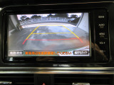バックカメラの画像です。ガイドラインがスムースな車庫入れをサポートいたします。車庫入れの安心感がアップしますね。