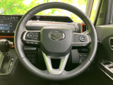 ステアリングには手元で扱えるスイッチが備わり、運転姿勢を大きく変えずに各種操作ができます。表示が確認しやすく、日々の運転をサポートする使い勝手の良い装備です。