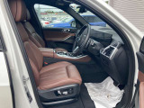 サポートのきいたスポーツシートですので、長時間の運転でも快適にお過ごしいただけます。