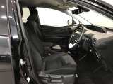 高いホールド性で運転姿勢が安定します。長距離ドライブでも疲れにくいのが魅力です。快適なドライビングライフをお送りください♪