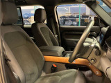 運転席はドライバーをしっかり包み込むように設計されており、長時間のドライブも問題御座いません。また大きな傷や、汚れなどなく綺麗な状態で入庫しています