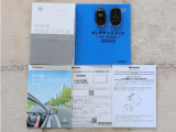 スマートキーは2個あります。ドアの開錠・施錠はもちろんですが、鍵を取り出さなくてもエンジンを始動出来ます。両手に荷物をお持ちの時でも、大変便利です。また保証書・取扱説明書もございます。