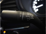 【オートワイパー機能】レバーをAUTOの位置にしているとき、レインセンサーが雨を感知すると、雨量に応じて、ワイパーが自動で作動します。