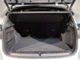 BMWではスペアタイヤが非搭載となるため、スペースは拡大されており、収納スペースとして利用可能。トランクの下にも収納スペースがあり、意外と役に立つスペースでございます。