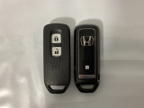 スマートキーを装備しています。鍵を差し込むことなくドアロックの開け閉めと、スタートボタン操作でのエンジンスタートができます。スペアキーも同じものを用意しております。