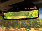 【スマートリヤビューミラー】後席の大きな荷物や同乗者で後方が確認しづらい時でも安心!カメラが撮影した車両後方の映像をルームミラー内に表示。クリアな視界で状況の確認が可能です!