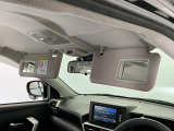 【サンバイザー】車内で身だしなみを整えるためのバニティミラーがセット。お化粧直しや髪型のチェックに活用できます。
