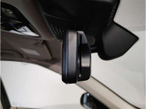 【ミラー内蔵ETC】BMWのETCシステムはルームミラー内蔵型となります。ルームミラー配置により収納スペースを確保しています。