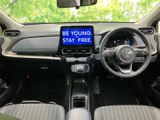 運転席と助手席を見渡せるすっきりとした室内で、フロントガラスからの視界も広く感じられます。シートは身体を支える形状で、落ち着いて過ごせる前席空間です。