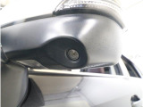 助手席側で見えにくい左前方の映像を、車内のマルチファンクションディスプレイに映し出します。前方への駐車や左寄せ、狭い道でのすれ違いなど、さまざまなシーンで安心して運転できる便利な機能です。