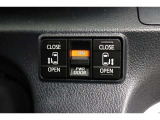 両側電動スライドドアはドアの直接操作以外にも運転席からのスイッチ操作やリモコン操作でも開閉が可能!狭い駐車場などでもドアの開閉が楽々・安心ですね!