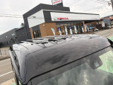 目立つキズ凹み等はありませんが、中古車という商品の特性ルーフには子キズや塗装しみがあります