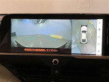 【パノラミックビューモニター】映像で、見づらい車両周辺の確認をアシスト。クルマを真上から見ているような映像を表示。 運転席から確認しにくい車両周囲の状況を把握。