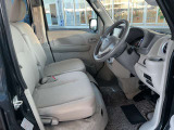 運転のしやすさや、乗り降りにも配慮した運転席