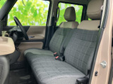 前席はフラットな座面で、運転席と助手席の間にもゆとりを感じるつくりです。明るい内装色と落ち着いたシートの組み合わせで、乗り込んだ際にも親しみやすい室内です。