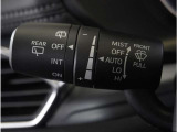 【オートワイパー機能】レバーをAUTOの位置にしているとき、レインセンサーが雨を感知すると、雨量に応じて、ワイパーが自動で作動します。
