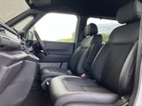 前席は身体を預けやすい形状で、運転席と助手席それぞれにヘッドレストを備えています。窓から周囲を見渡しやすく、乗り込んだ際も開放感のある室内。落ち着いた色合いで、毎日の移動を快適に過ごせます。