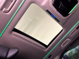 【サンルーフ】開放感たっぷりの希少装備、サンルーフが装着されています!車内に明かりを取り入れたり景色を楽しむ以外にも、車内の空気も簡単に換気できて快適です!