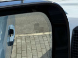 ブラインドスポットアシストが搭載しており、死角からのお車が接近したらわかるようになっております。