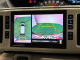 4つのカメラが連動してしっかりサポート。駐車場や狭い路地などでも障害物が確認しやすく、真上からの目線でクルマの周囲が確認できて安心♪